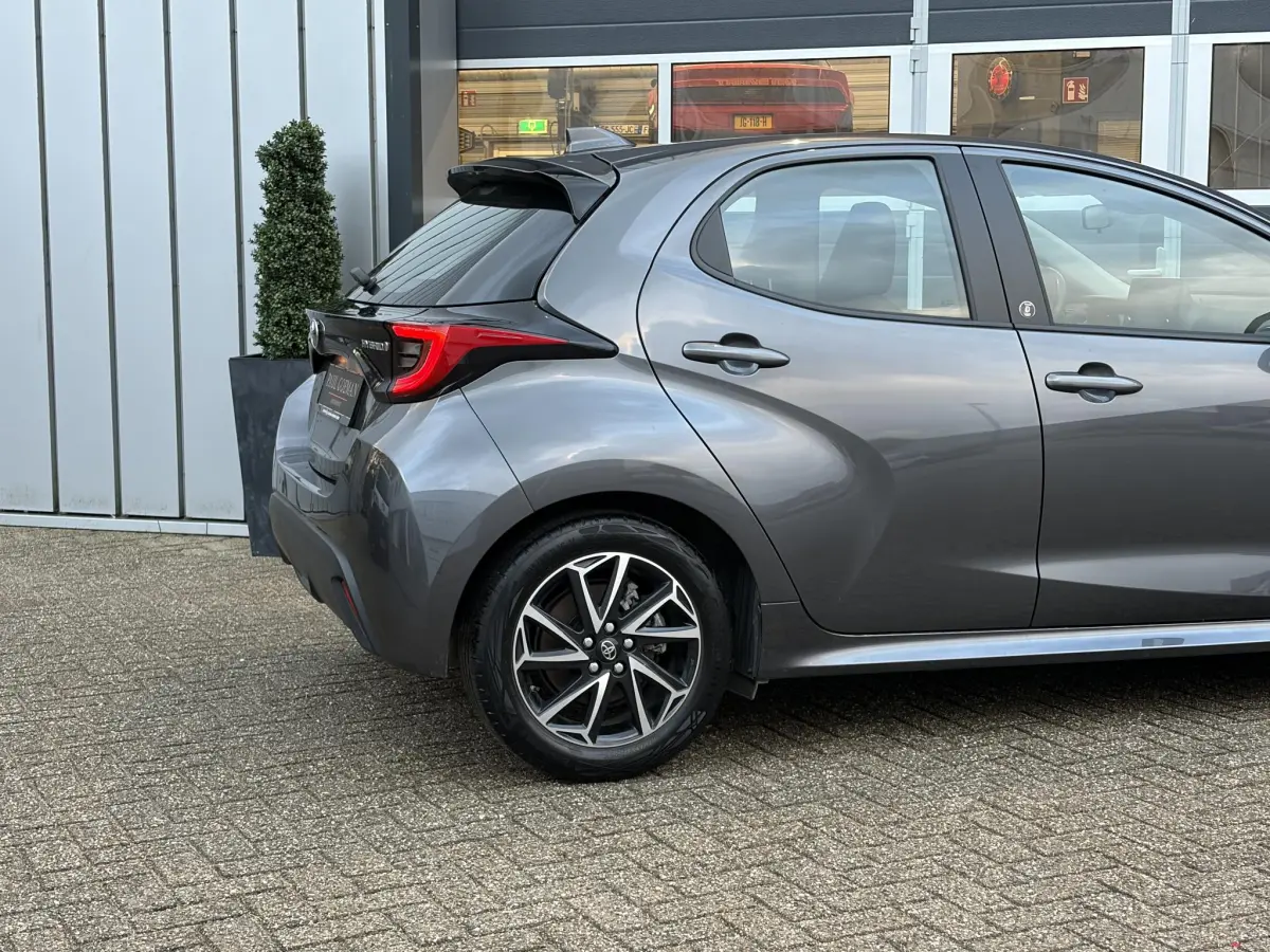 Yaris 1.5-l-VVT-i Hybrid CVT Luxe | LED | Parkeer sensoren | Camera | Dodehoek |