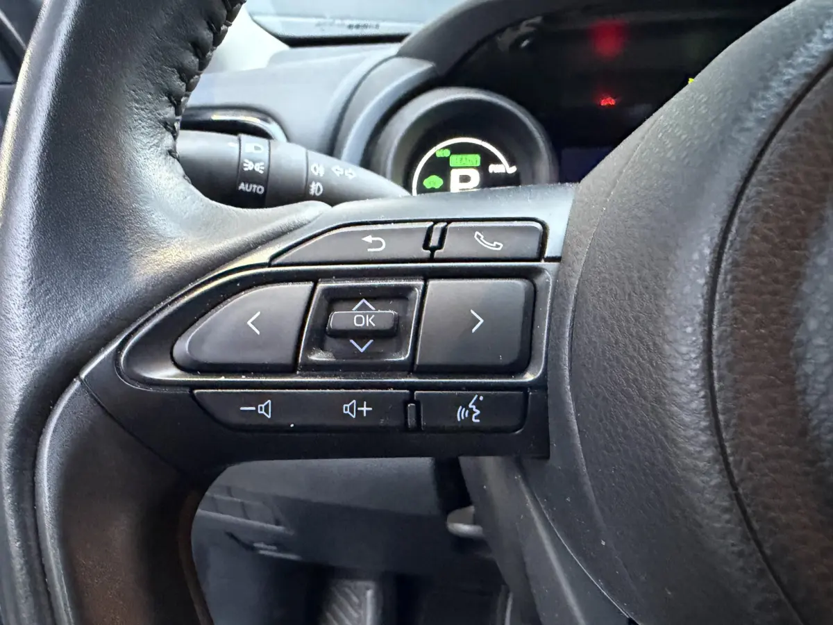 Yaris 1.5-l-VVT-i Hybrid CVT Luxe | LED | Parkeer sensoren | Camera | Dodehoek |