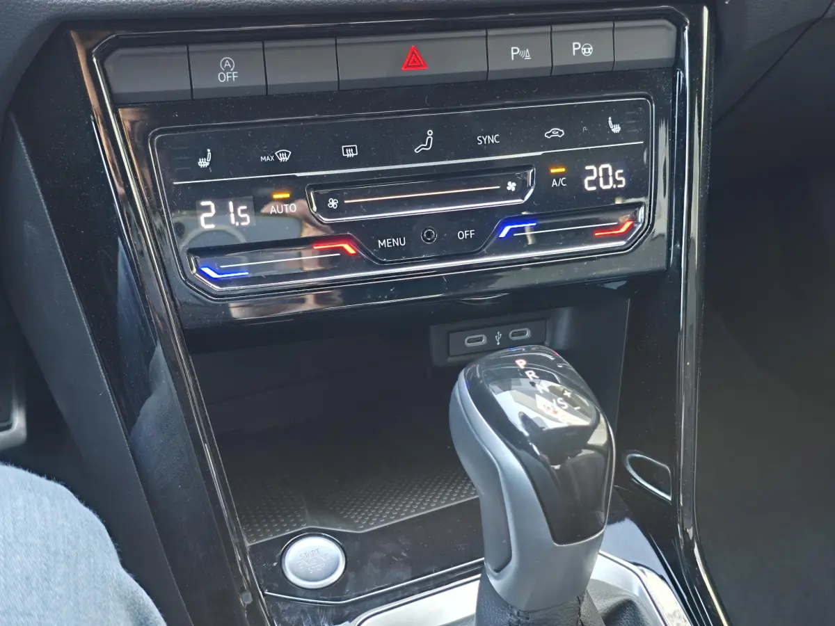 T-Roc 1.5 TSI R-Line Edition Virtual Cockpit Stuur/Stoelverwarming PDC V+A Camera