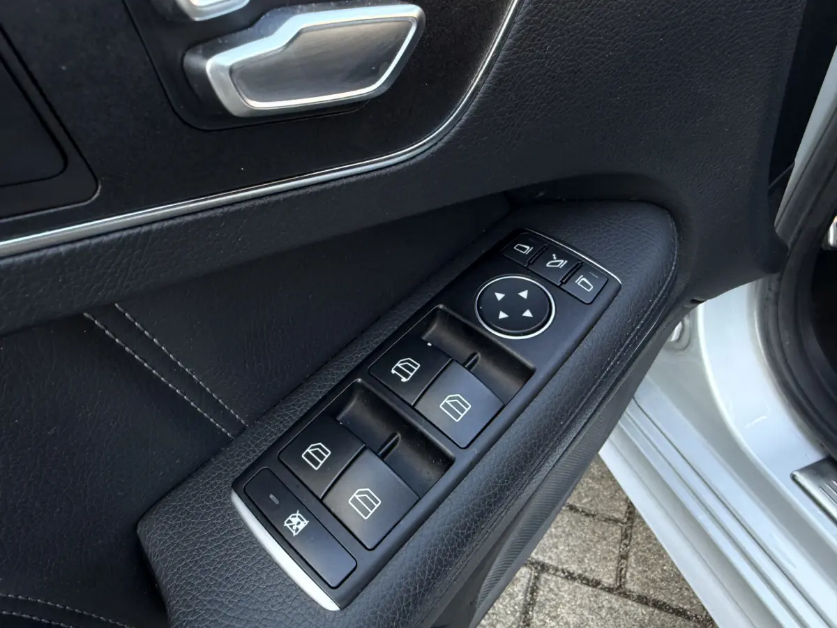 E-Klasse Estate 300 BlueTEC HYBRID Prestige Avantgarde AMG I Aut. I Leder I Schuifdak I Navi