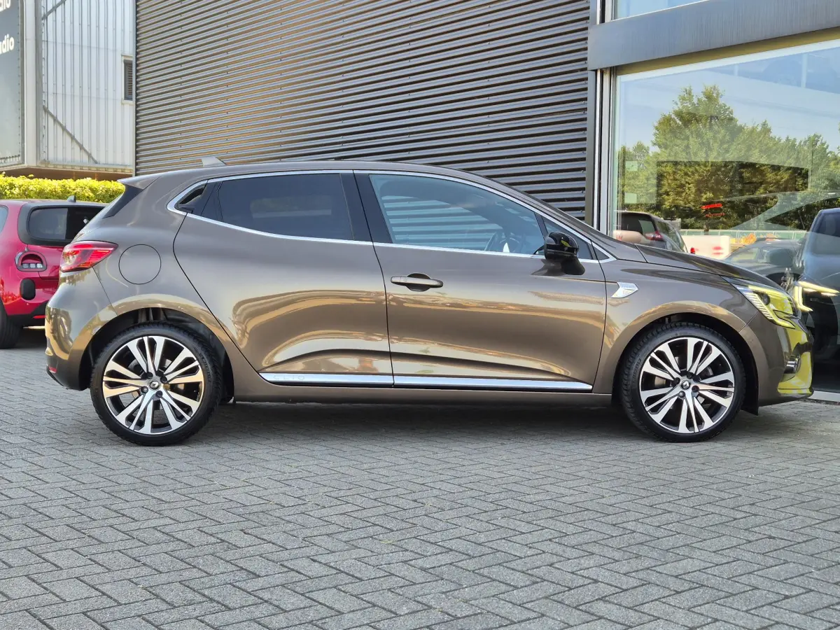 Clio 1.3 TCe 130 EDC AUTOMAAT Initiale Paris EXCLUSIEF Topmodel met o.a. Leer, Stoel- en Stuurverwarming,