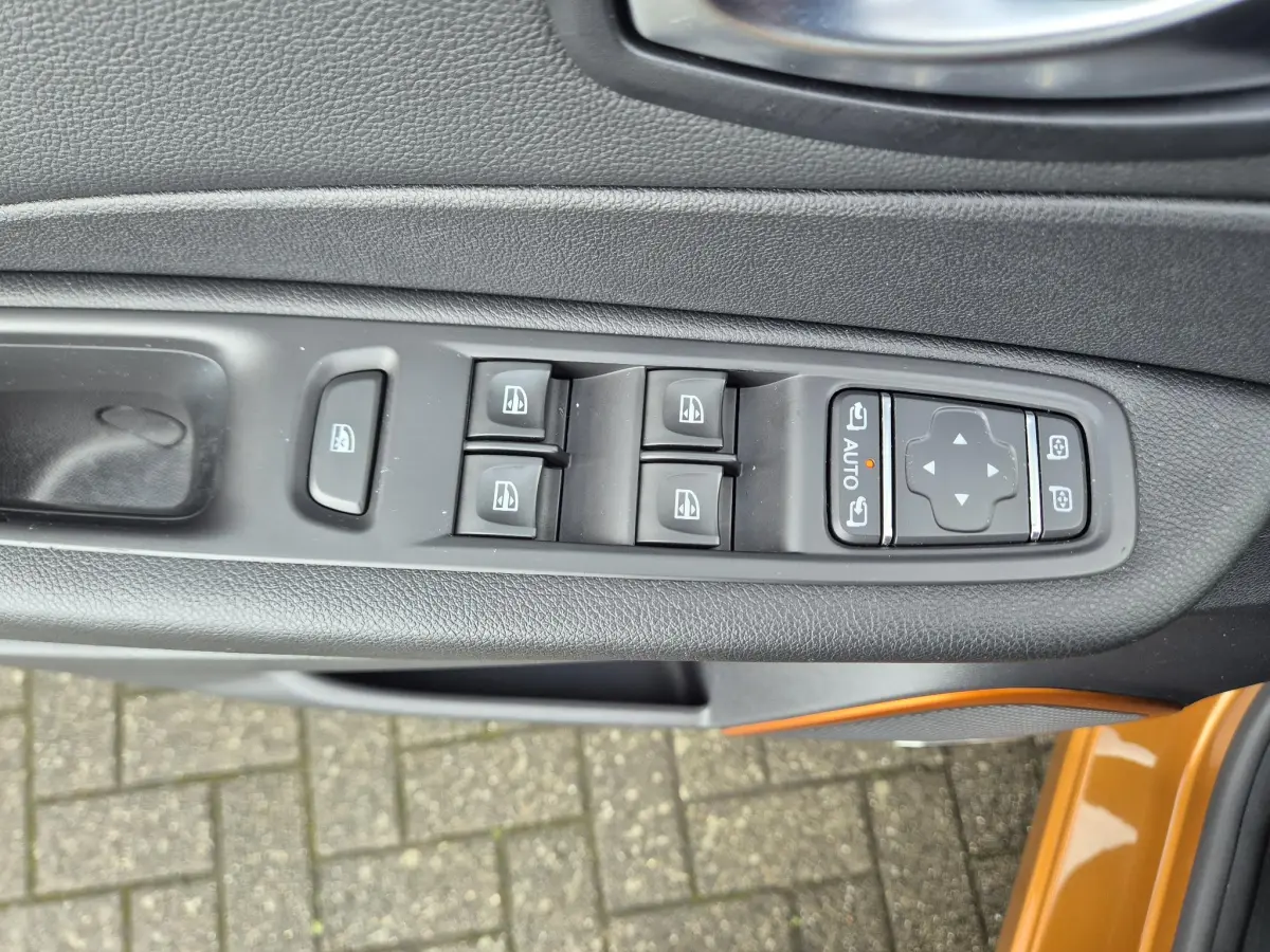 Captur TCe 120 EDC AUTOMAAT Intens Bose® Audiosystem, Panoramadak, Camera, Pack Easy Life