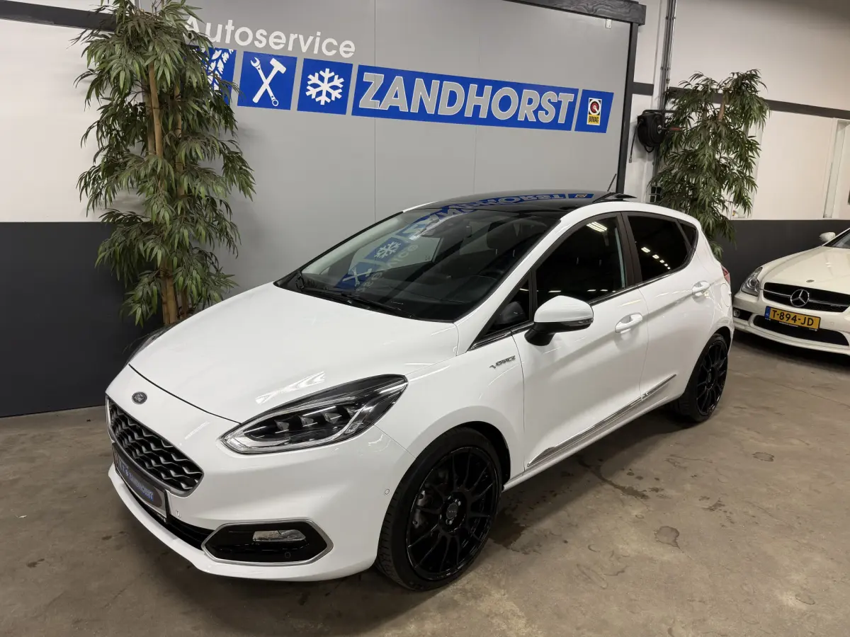 Fiesta 1.0 EcoBoost Hybrid Vignale // Pano // Vol Led