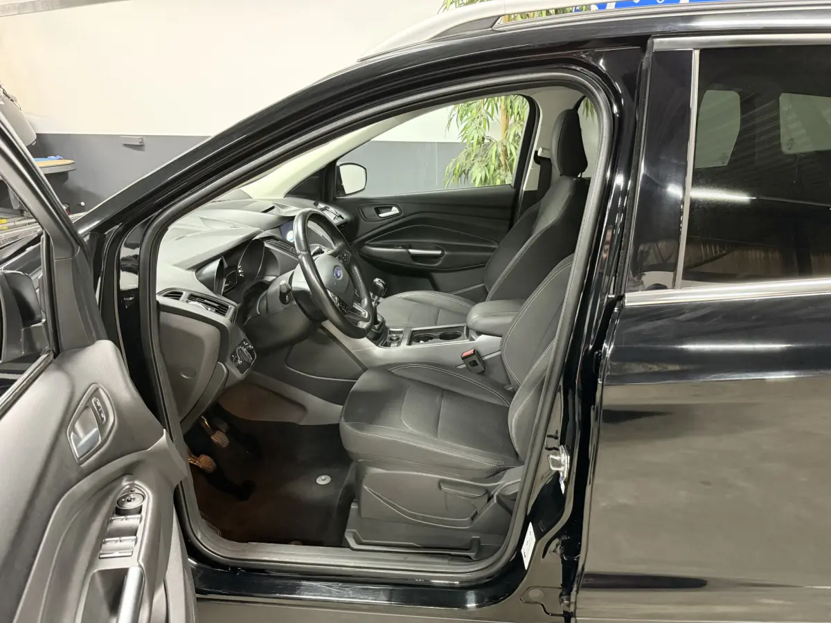 Kuga 1.5 EcoBoost Titanium // Stoelverw. // 18 inch