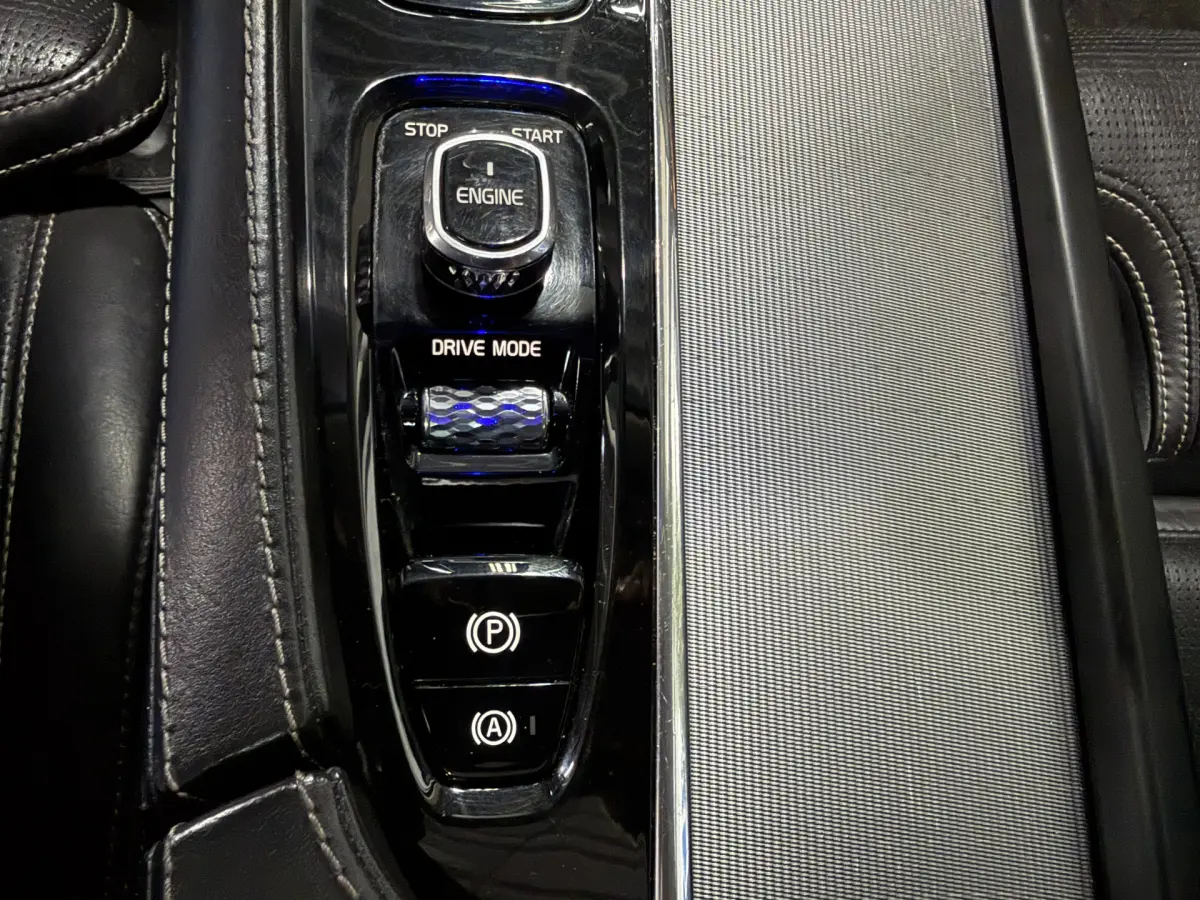 XC90 2.0 T8 Twin Engine AWD Inscription // 7 Pers // B&W // 22 inch!