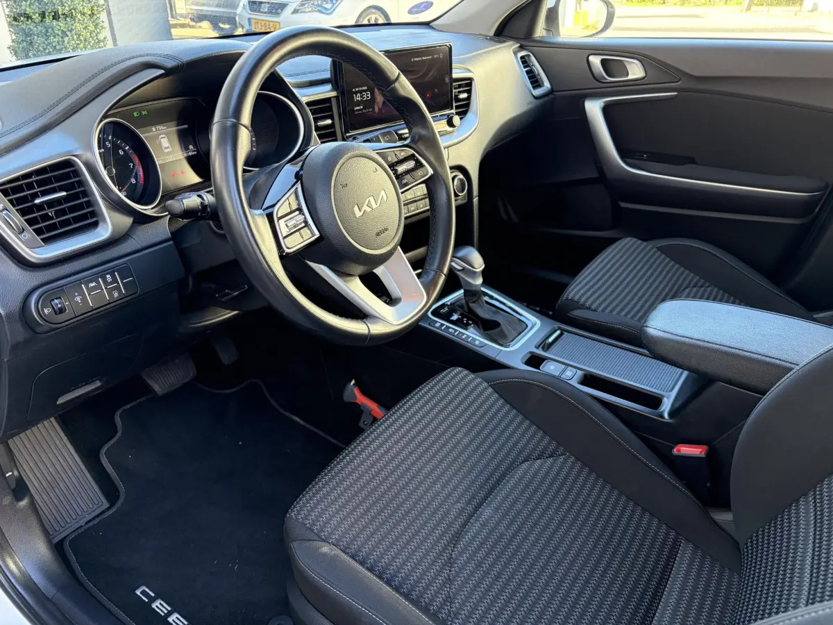 Ceed Sportswagon 1.5 T-GDi MHEV DynamicLine | LED | Camera | Navi | Dealer onderhouden | Climate |
