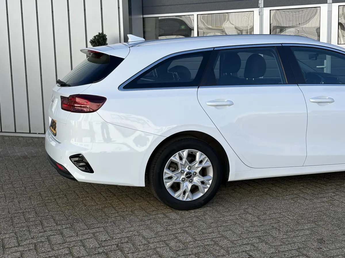 Ceed Sportswagon 1.5 T-GDi MHEV DynamicLine | LED | Camera | Navi | Dealer onderhouden | Climate |