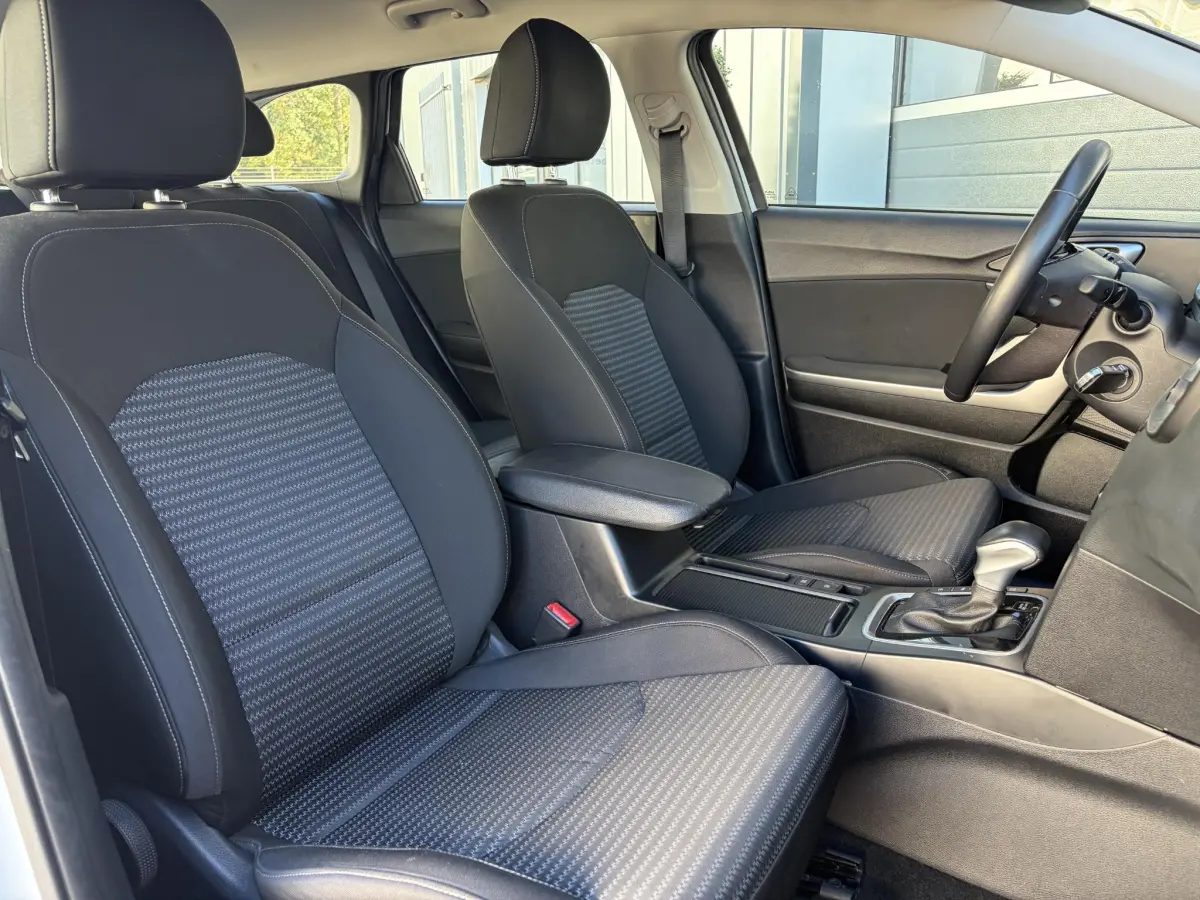 Ceed Sportswagon 1.5 T-GDi MHEV DynamicLine | LED | Camera | Navi | Dealer onderhouden | Climate |