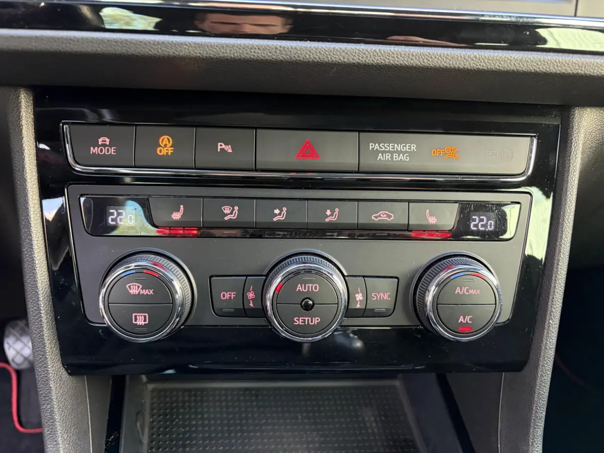 Leon ST 1.4 EcoTSI FR Business Intense | LED | Alcantara | Virtual | Pano | Seat Sound | Climate |