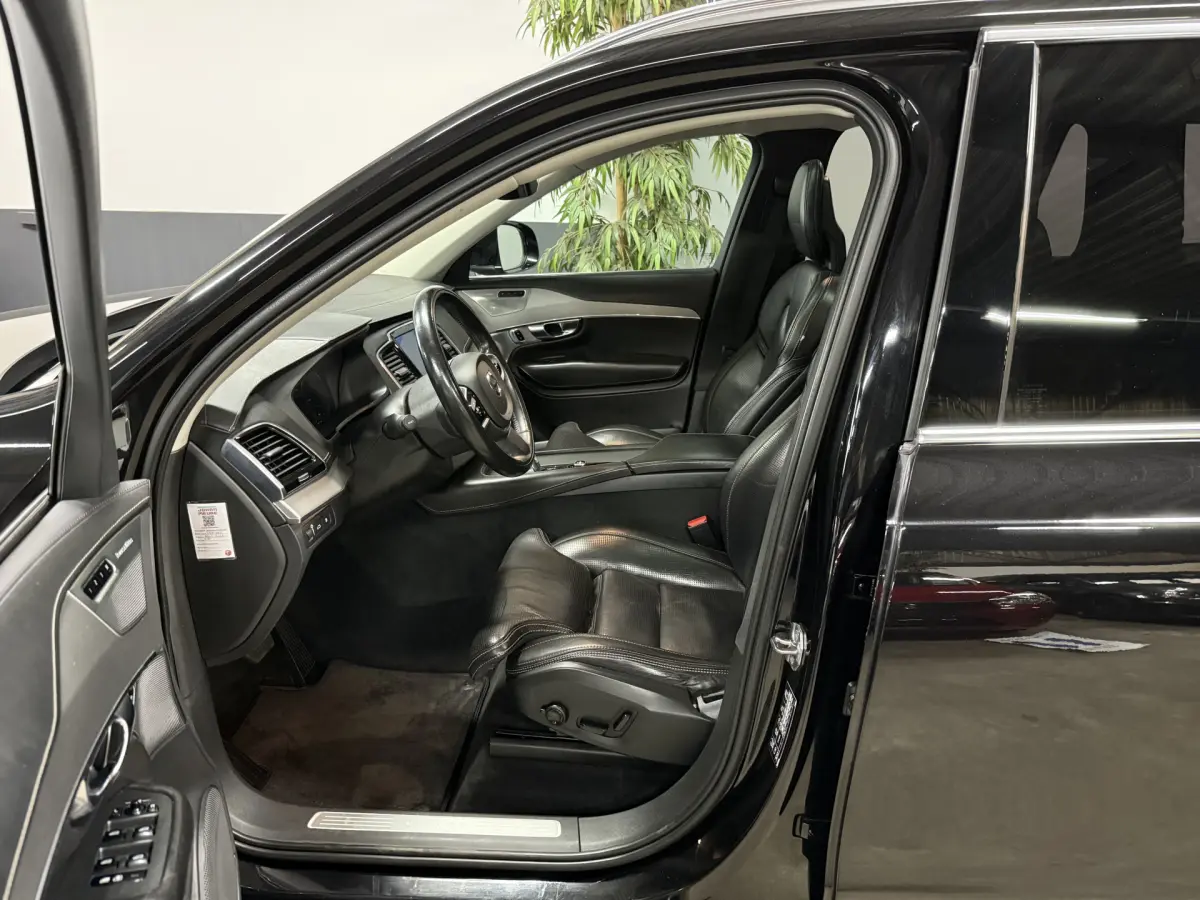 XC90 2.0 T8 Twin Engine AWD Inscription // 7 Pers // B&W // 22 inch!