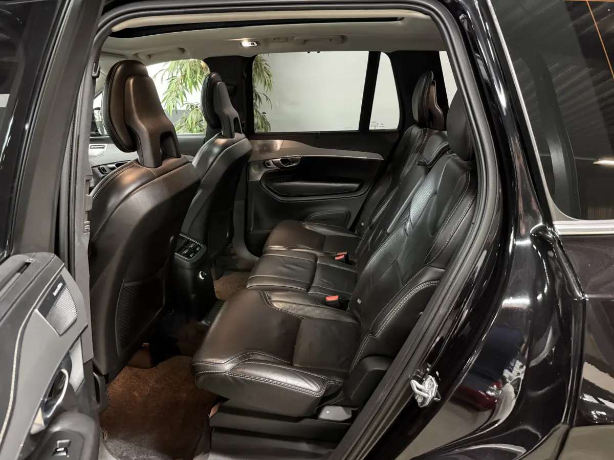 XC90 2.0 T8 Twin Engine AWD Inscription // 7 Pers // B&W // 22 inch!