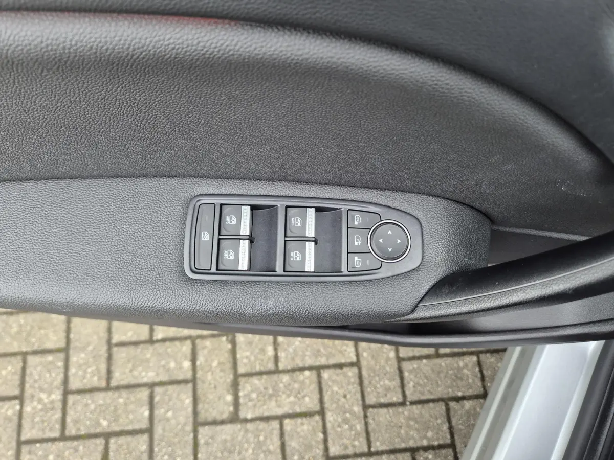 Captur 1.3 TCe 130 EDC AUTOMAAT Intens Camera, Navigatie, Apple/Android Auto, 1e eigenaar