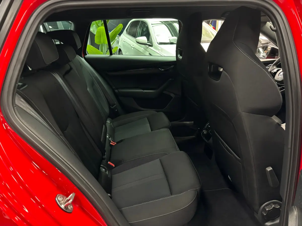 Octavia Combi 1.0 TSI Sport Business / Navigatie