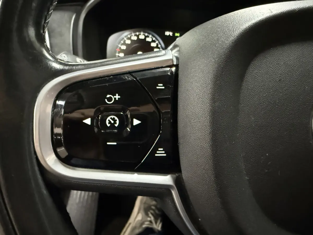 XC90 2.0 T8 Twin Engine AWD Inscription // 7 Pers // B&W // 22 inch!