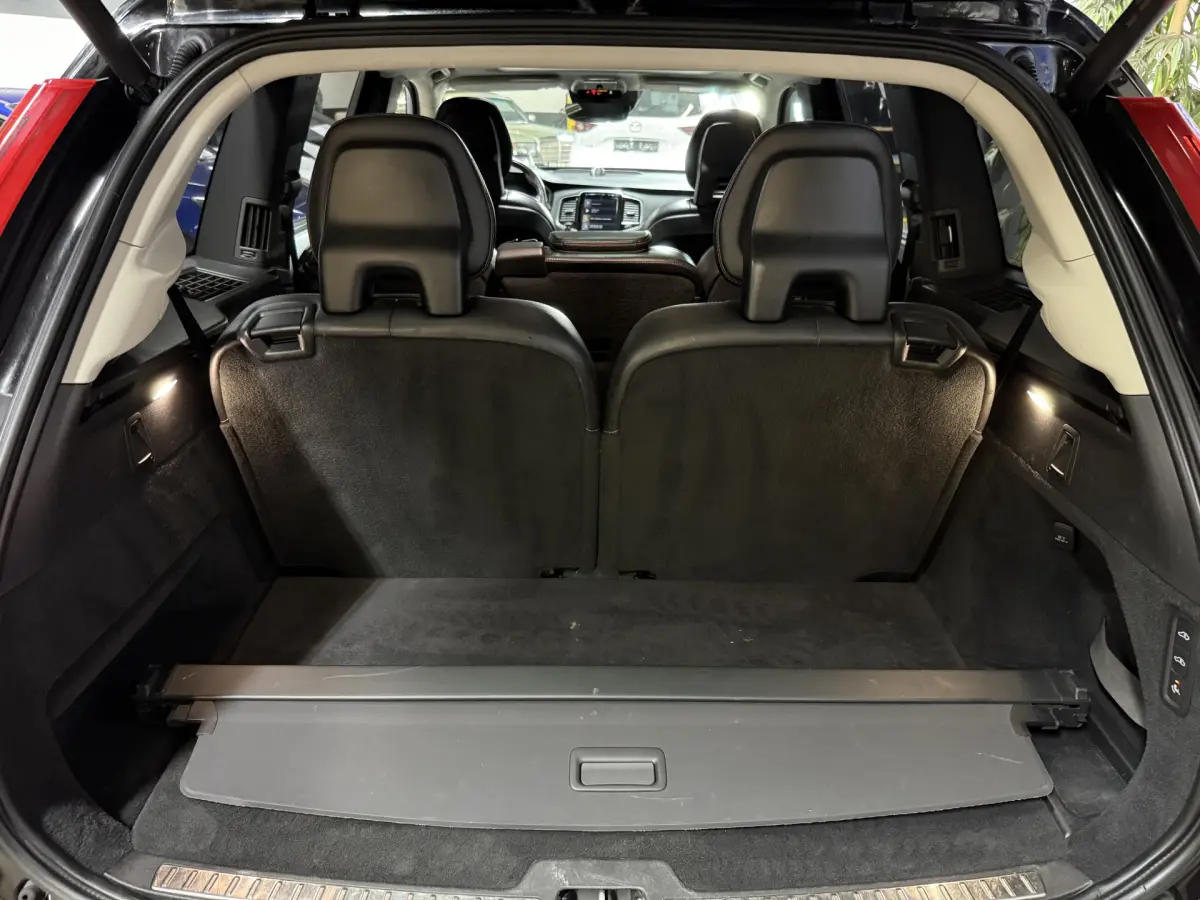 XC90 2.0 T8 Twin Engine AWD Inscription // 7 Pers // B&W // 22 inch!