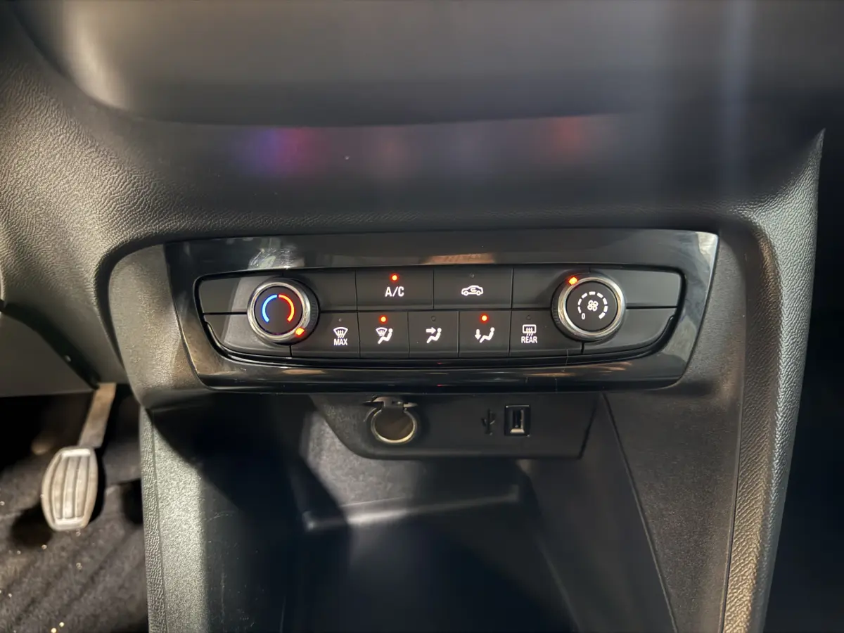Corsa 1.2 Edition // LM velgen // Carplay // Airco