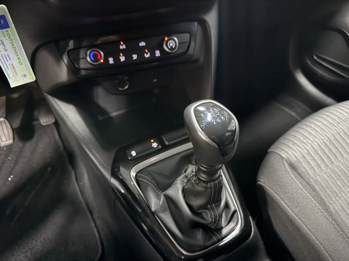 Corsa 1.2 Edition // LM velgen // Carplay // Airco