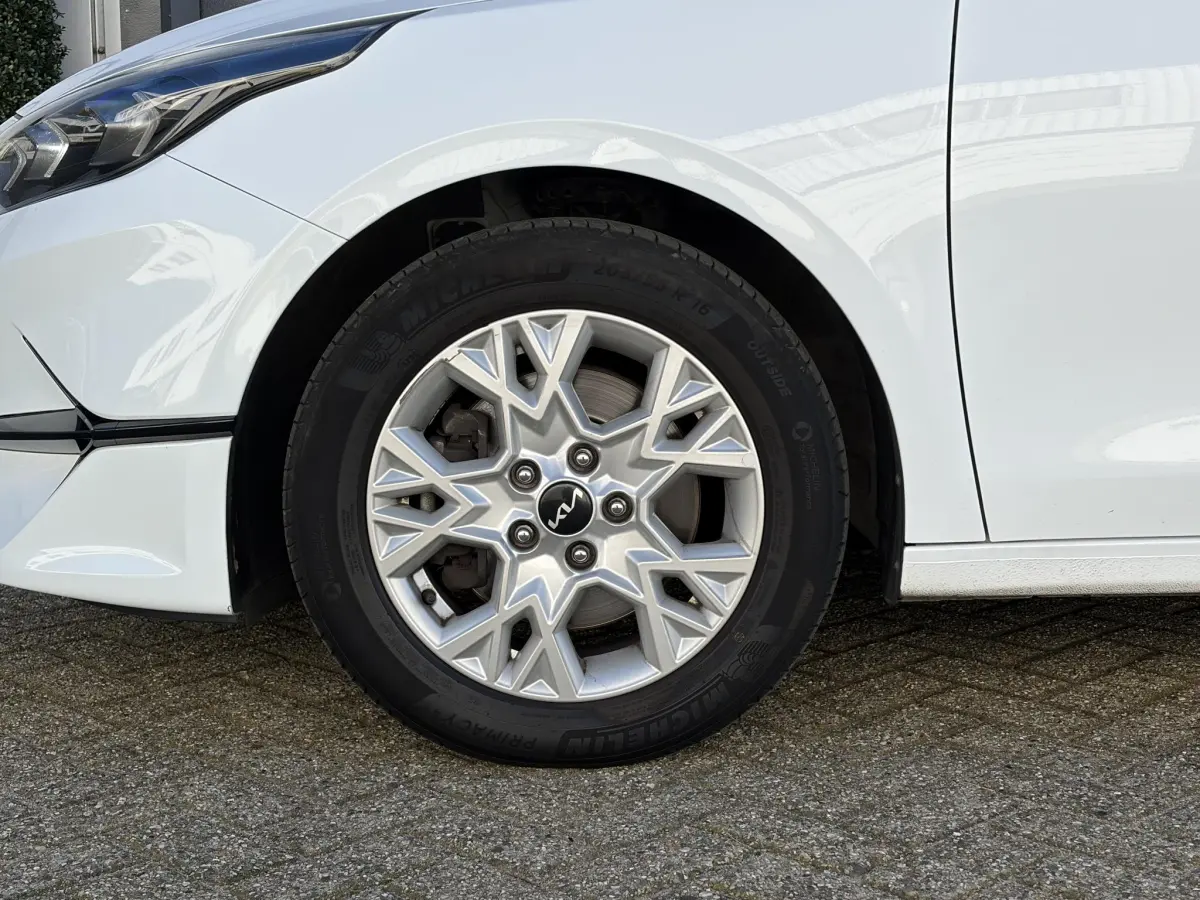 Ceed Sportswagon 1.5 T-GDi MHEV DynamicLine | LED | Camera | Navi | Dealer onderhouden | Climate |