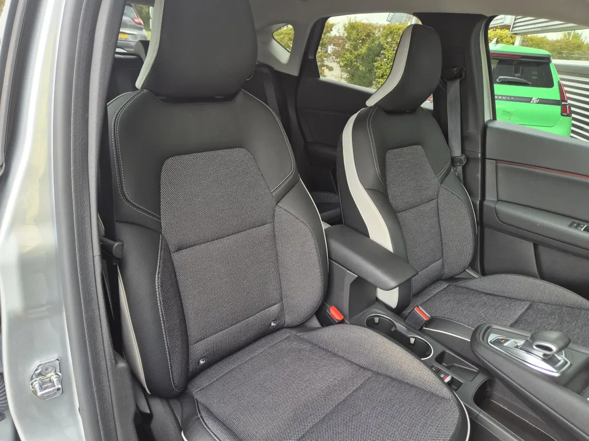 Captur 1.3 TCe 130 EDC AUTOMAAT Intens Camera, Navigatie, Apple/Android Auto, 1e eigenaar