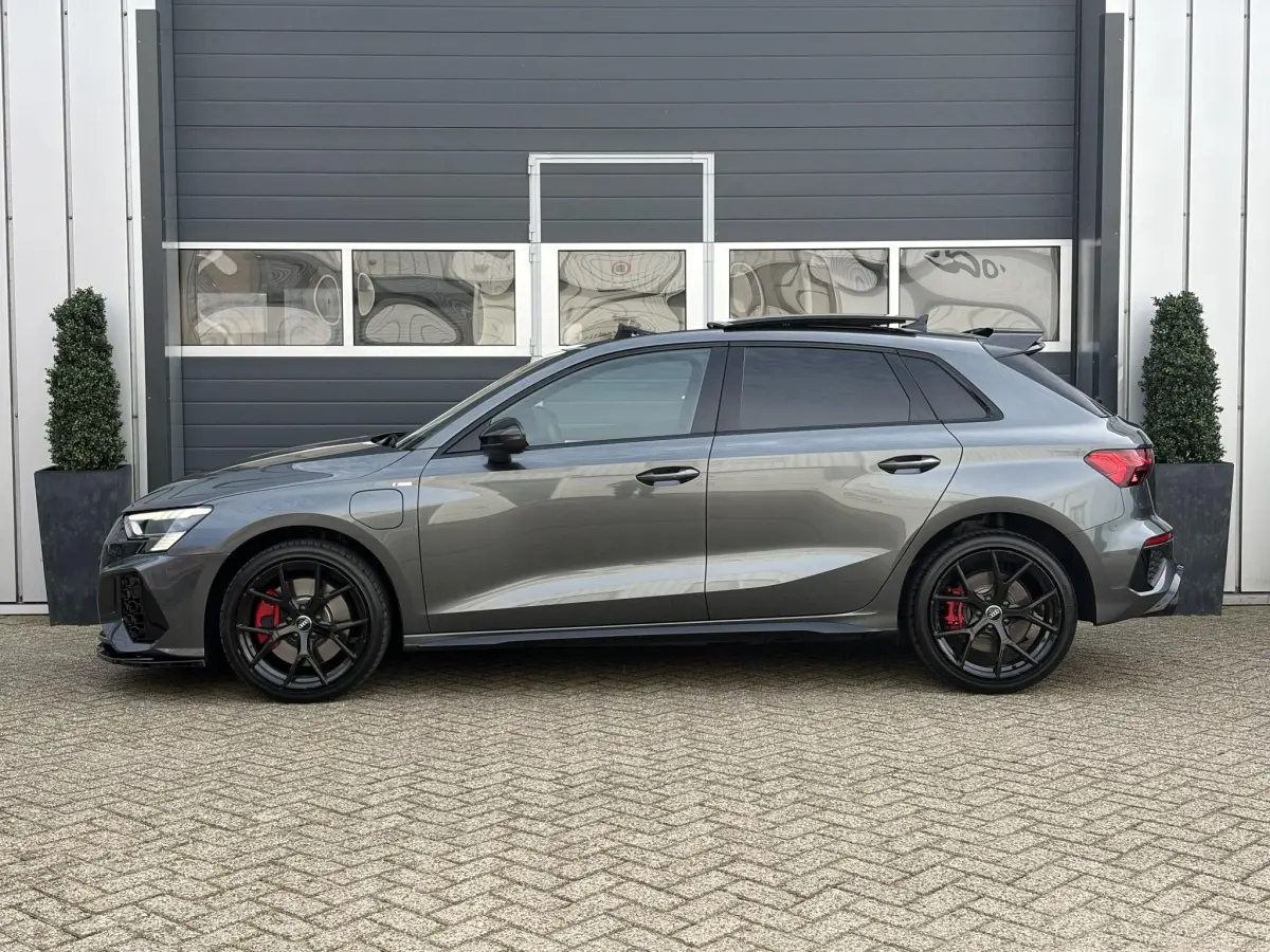 A3 Sportback 45 TFSI e S edition Competition | Pano | RS stoelen | B & O | Camera | Carbon pakket |