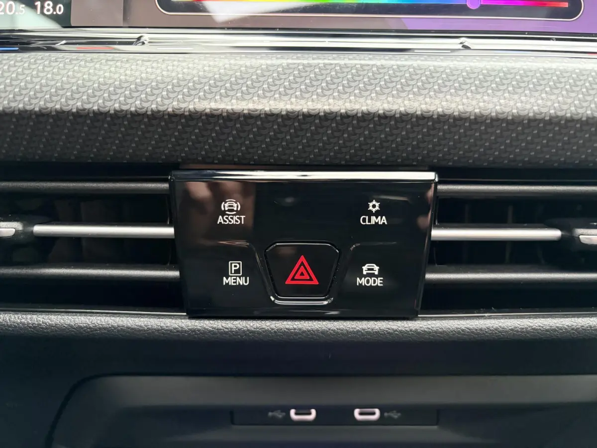 Golf 1.5 eTSI R-Line | Pano | LED | Stoel verwarming | 3x R-Line | Camera | Sfeer |