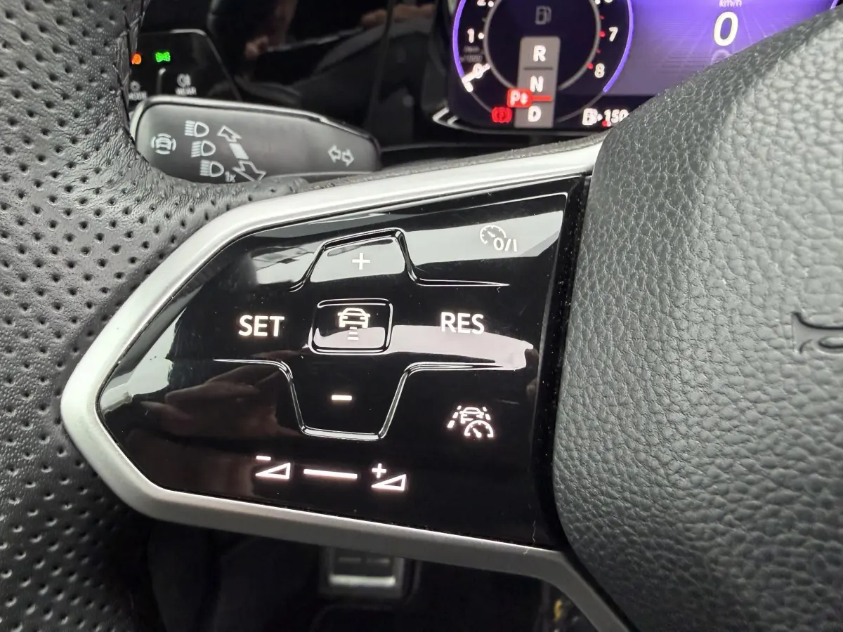 Golf 1.5 eTSI R-Line | Pano | LED | Stoel verwarming | 3x R-Line | Camera | Sfeer |