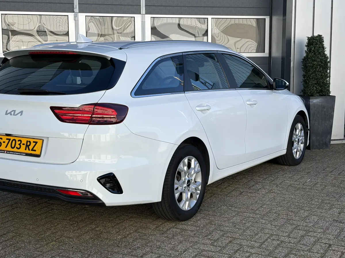 Ceed Sportswagon 1.5 T-GDi MHEV DynamicLine | LED | Camera | Navi | Dealer onderhouden | Climate |
